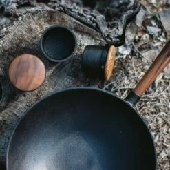 Skeppshult Pfeffer- & Kräutermühle Kleiner Swing In Walnuss -Casserole shop 0865T Skeppshult Wokpfanne aus Gusseisen Stimmungsbild neu l