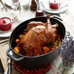 Staub Cocotte Oval Aus Gusseisen In Schwarz 29 X 23 Cm / 4,25 Liter -Casserole shop 12072 rgb 300dpi neu 2 4