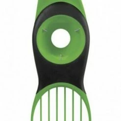 OXO Good Grips 3-in-1-Avocadoschneider In Grün