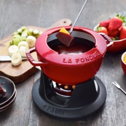 Staub Fondueset Aus Gusseisen In Kirschrot 20 Cm / 12,5 Cm / 11,6 Cm / 2,3 L -Casserole shop 14227 rgb 300dp neu l 2