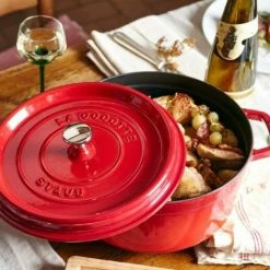 Staub Cocotte Rund Aus Gusseisen In Kirschrot 28 Cm / 24 Cm / 13 Cm/ 6,7 Liter 10 Staub Cocotte Rund Aus Gusseisen In Kirschrot 28 Cm / 24 Cm / 13 Cm/ 6,7 Liter -Casserole shop 14840 rgb 300dpi neu 2 l 6