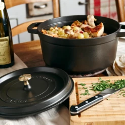 Staub Cocotte Rund Aus Gusseisen In Schwarz 20, 16 Cm / 10 Cm/ 2,2 Liter -Casserole shop 14845 rgb 300dpi neu l 5
