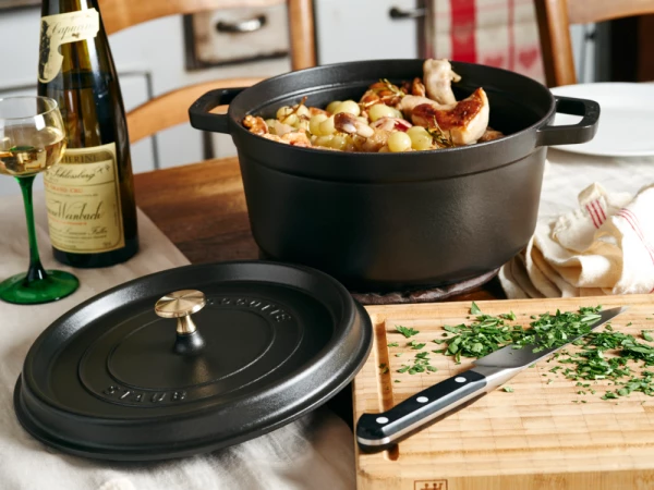 Staub Cocotte Rund Aus Gusseisen In Schwarz 28, 24 Cm / 13 Cm/ 6,7 Liter 11 Staub Cocotte Rund Aus Gusseisen In Schwarz 28, 24 Cm / 13 Cm/ 6,7 Liter – Bild 9