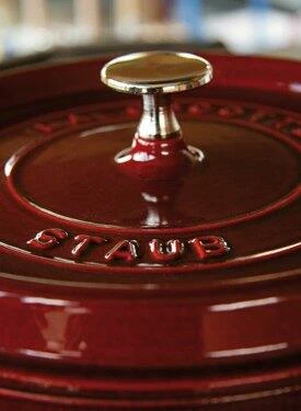 Staub Cocotte Rund Aus Gusseisen In Grenadine 26, 24 Cm / 12 Cm/ 5,2 Liter 5 Staub Cocotte Rund Aus Gusseisen In Grenadine 26, 24 Cm / 12 Cm/ 5,2 Liter – Bild 3