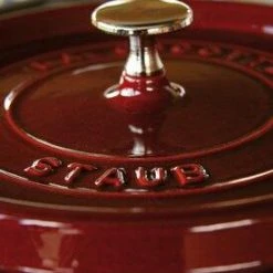 Staub Cocotte Rund Aus Gusseisen In Grenadine 28, 24 Cm / 13 Cm/ 6,7 Liter -Casserole shop 1 cc grenadine bois 4