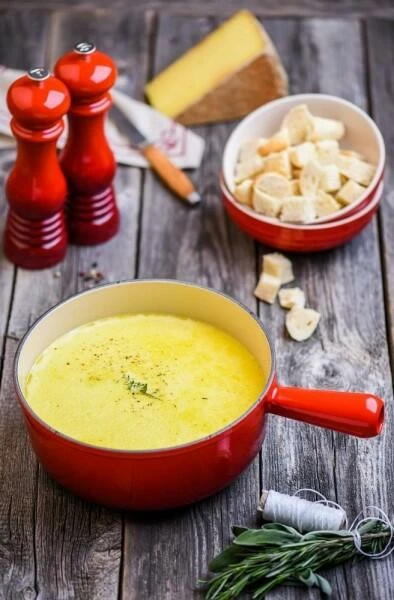 Le Creuset Caquelon Aus Gusseisen In Kirschrot 16 Cm / Ca. 1,0 Liter 4 Le Creuset Caquelon Aus Gusseisen In Kirschrot 16 Cm / Ca. 1,0 Liter – Bild 2