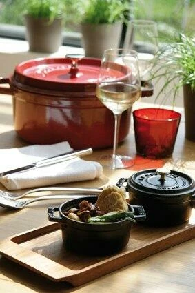 Staub Cocotte Rund Aus Gusseisen In Kirschrot 28 Cm / 24 Cm / 13 Cm/ 6,7 Liter 6 Staub Cocotte Rund Aus Gusseisen In Kirschrot 28 Cm / 24 Cm / 13 Cm/ 6,7 Liter – Bild 4