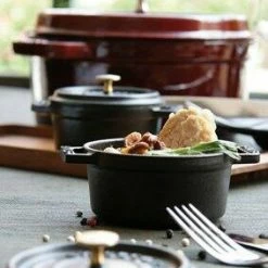 Staub Cocotte Rund Aus Gusseisen In Grenadine 10, 8 Cm/ 5 Cm/ 0,25 Liter -Casserole shop 24 mini cc noir cc ronde grenadine amb1