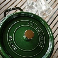 Staub Cocotte Rund Aus Gusseisen In Basilikumgrün 10 Cm / 8 Cm/ 5 Cm/ 0,25 Liter 13 Staub Cocotte Rund Aus Gusseisen In Basilikumgrün 10 Cm / 8 Cm/ 5 Cm/ 0,25 Liter -Casserole shop 2 cc basilic bois