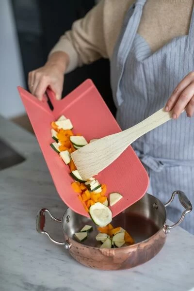 Koziol Faltbares Schneidebrett SNAP In Coral S 5 Koziol Faltbares Schneidebrett SNAP In Coral S – Bild 3