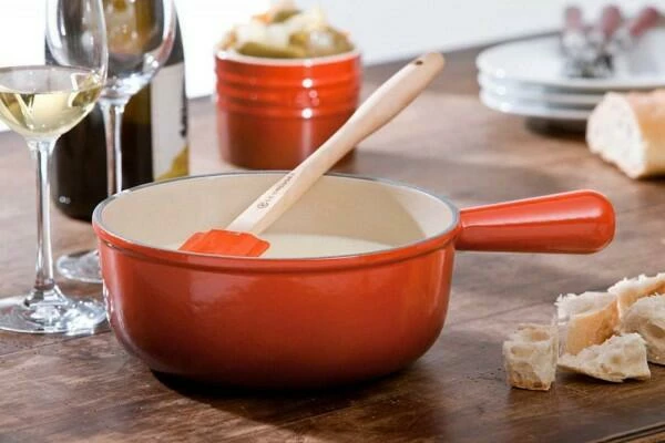 Le Creuset Caquelon Aus Gusseisen In Kirschrot 24 Cm / 10 Cm / Ca. 3,3 Liter 5 Le Creuset Caquelon Aus Gusseisen In Kirschrot 24 Cm / 10 Cm / Ca. 3,3 Liter – Bild 3