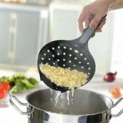 GEFU Spätzlelöffel Mit Schaber -Casserole shop GEFU 10915 Spaetzleschaber Anwendung GEFU l