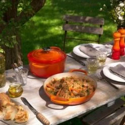 Le Creuset Bräter Signature Rund In Ofenrot 18 Cm / 1,8 L -Casserole shop Le Creuset Braeter rund Gourmet Profitopf Signature ofenrot Stimmung klein l