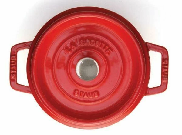 Staub Cocotte Rund Aus Gusseisen In Kirschrot 28 Cm / 24 Cm / 13 Cm/ 6,7 Liter 4 Staub Cocotte Rund Aus Gusseisen In Kirschrot 28 Cm / 24 Cm / 13 Cm/ 6,7 Liter – Bild 2