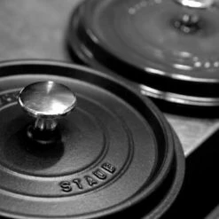 Staub Cocotte Rund Aus Gusseisen In Schwarz 30, 16 Cm/ 14 Cm/ 8,35 Liter -Casserole shop Staub cocotte schwarz 2 l 10