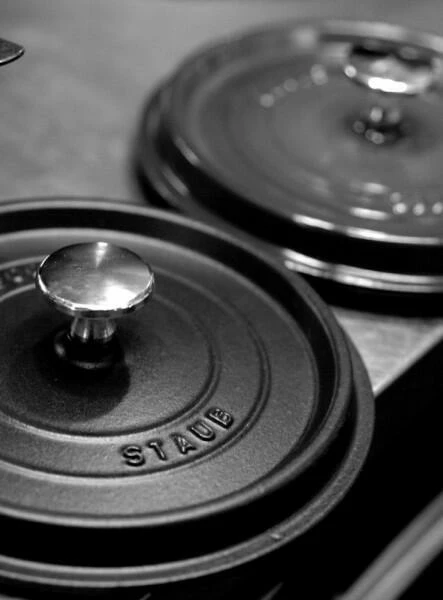 Staub Cocotte Rund Aus Gusseisen In Schwarz 16, 13 Cm/ 8 Cm/ 1,2 Liter 9 Staub Cocotte Rund Aus Gusseisen In Schwarz 16, 13 Cm/ 8 Cm/ 1,2 Liter – Bild 7