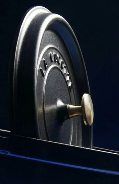 Staub Cocotte Rund Aus Gusseisen In Schwarz 28, 24 Cm / 13 Cm/ 6,7 Liter 6 Staub Cocotte Rund Aus Gusseisen In Schwarz 28, 24 Cm / 13 Cm/ 6,7 Liter – Bild 4