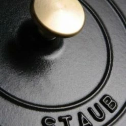 Staub Cocotte Rund Aus Gusseisen In Schwarz 28, 24 Cm / 13 Cm/ 6,7 Liter 16 Staub Cocotte Rund Aus Gusseisen In Schwarz 28, 24 Cm / 13 Cm/ 6,7 Liter -Casserole shop Staub cocotte schwarz 5 l 9